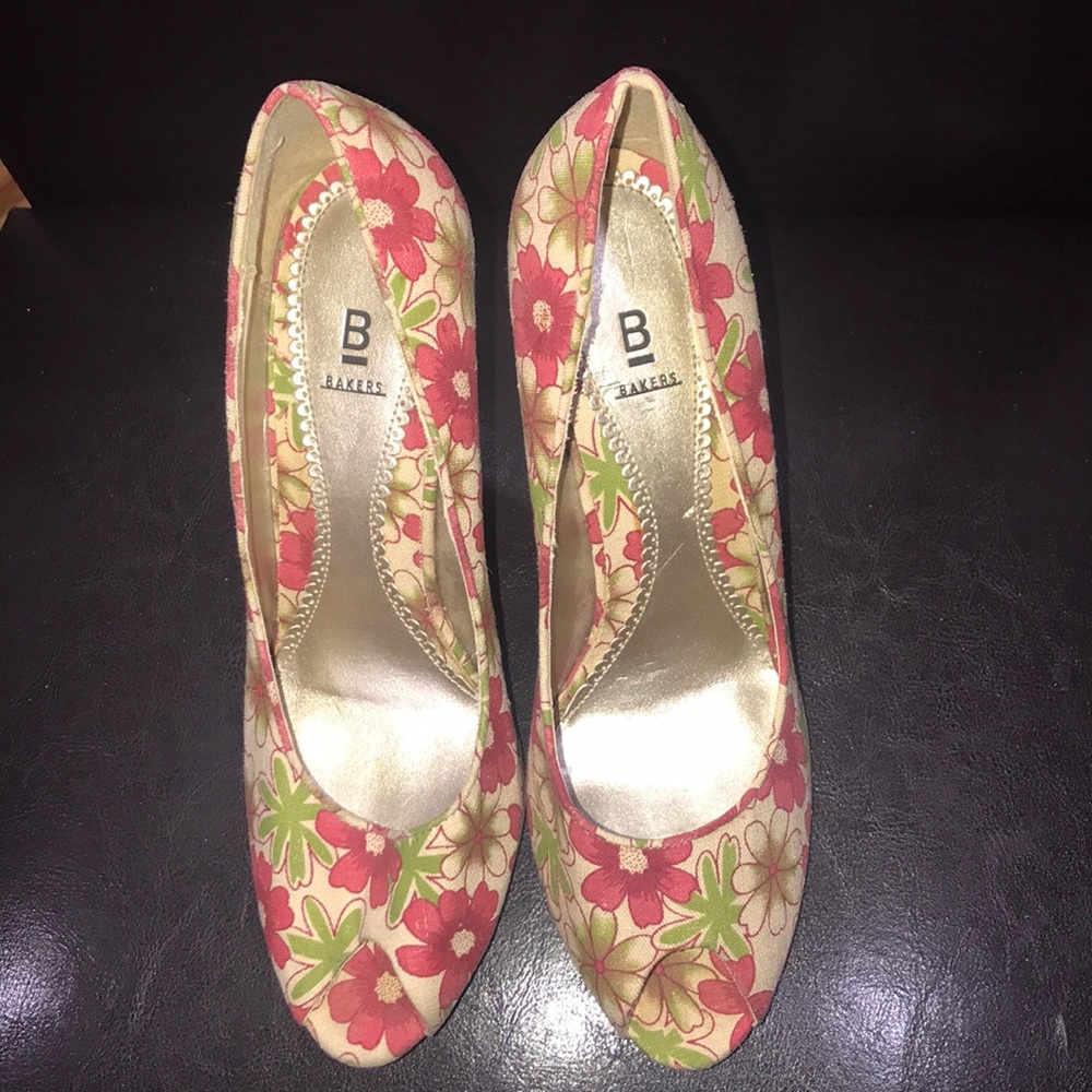 Baker shoe women 3” heels name: Flora size 8B